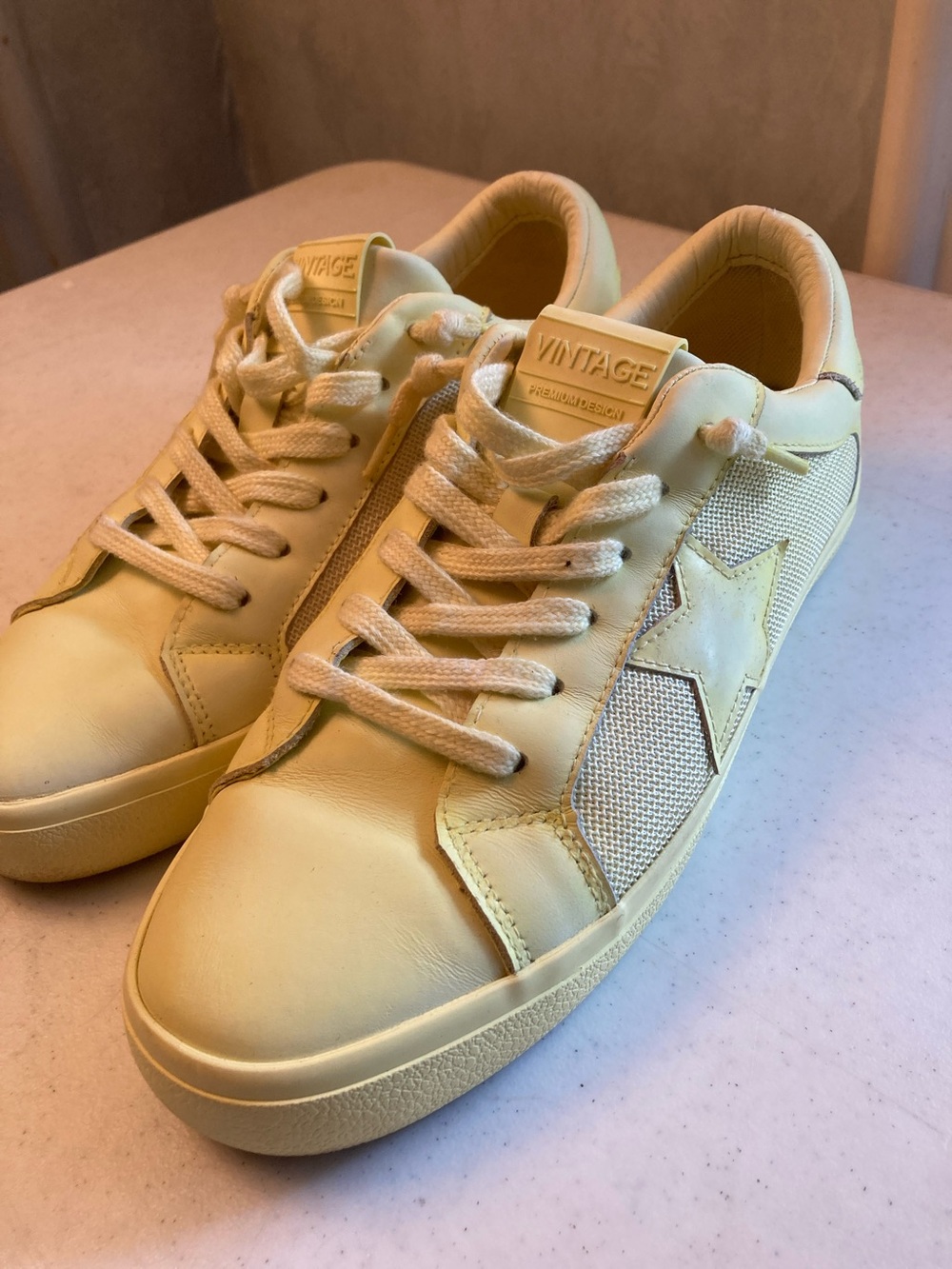 Vintage Havana Pale Yellow Star-Accent Sneakers